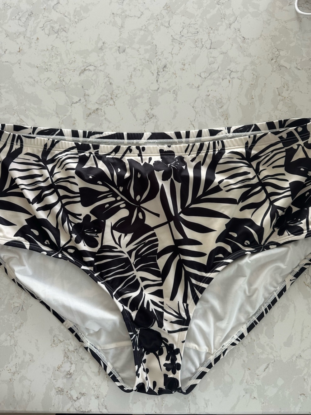NWOT Black and White Tropical Print Bikini Bottoms Size-16